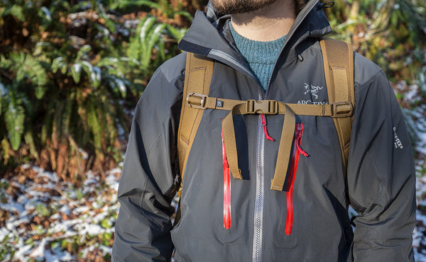 A person wearing the Guide's Edition Synik 30 with the sternum strap buckled.